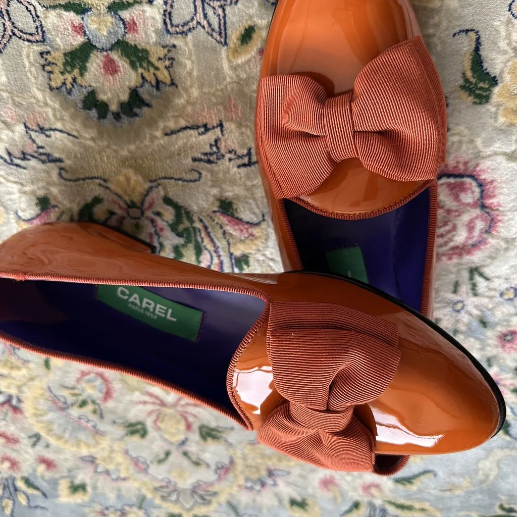 Unsigned Carel Paris Orange Patent Leather Bow Loafers – Size 37 Orange Leather Never worn - Model View