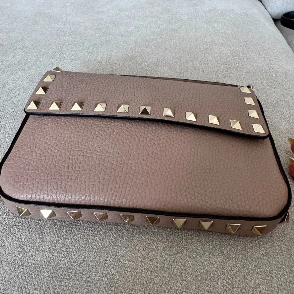 Saint Laurent valentino garavani rockstud grainy pouch Pink Leather Never worn - Inside View