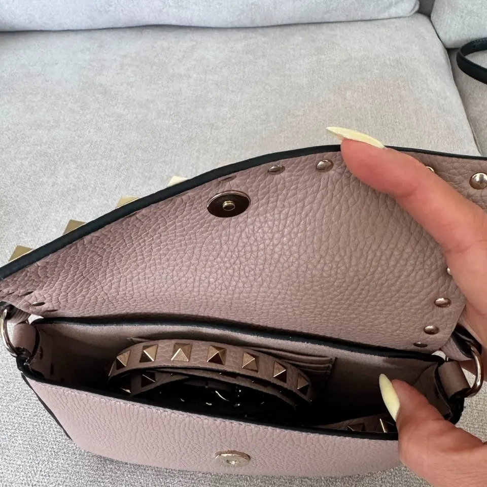 Saint Laurent valentino garavani rockstud grainy pouch Pink Leather Never worn - Model View