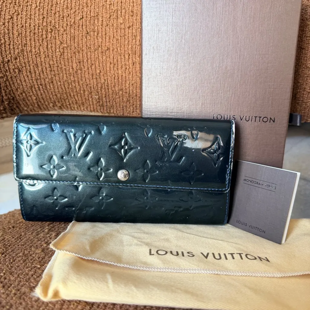 Louis Vuitton Bleu Nuit Monogram Vernis Sarah Wallet Green Leather Good - Back View