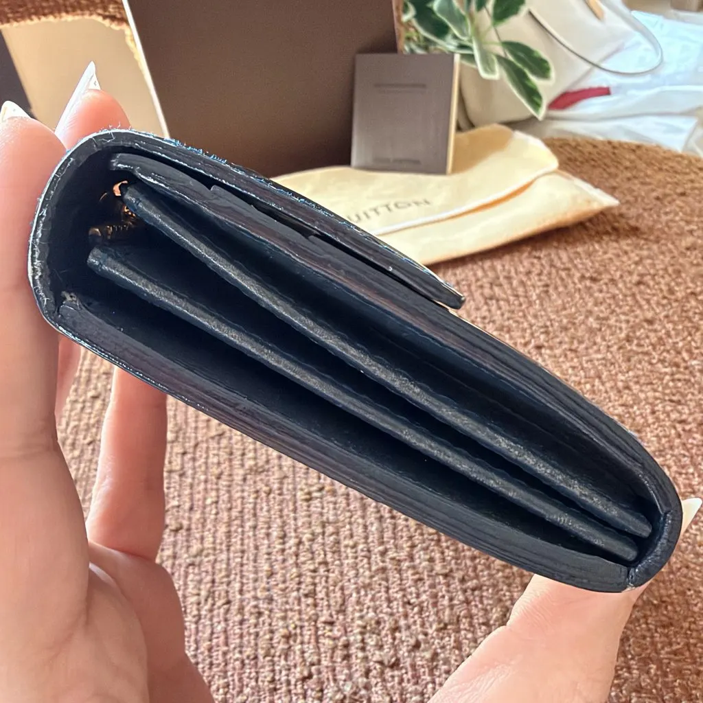 Louis Vuitton Bleu Nuit Monogram Vernis Sarah Wallet Green Leather Good - Inside View