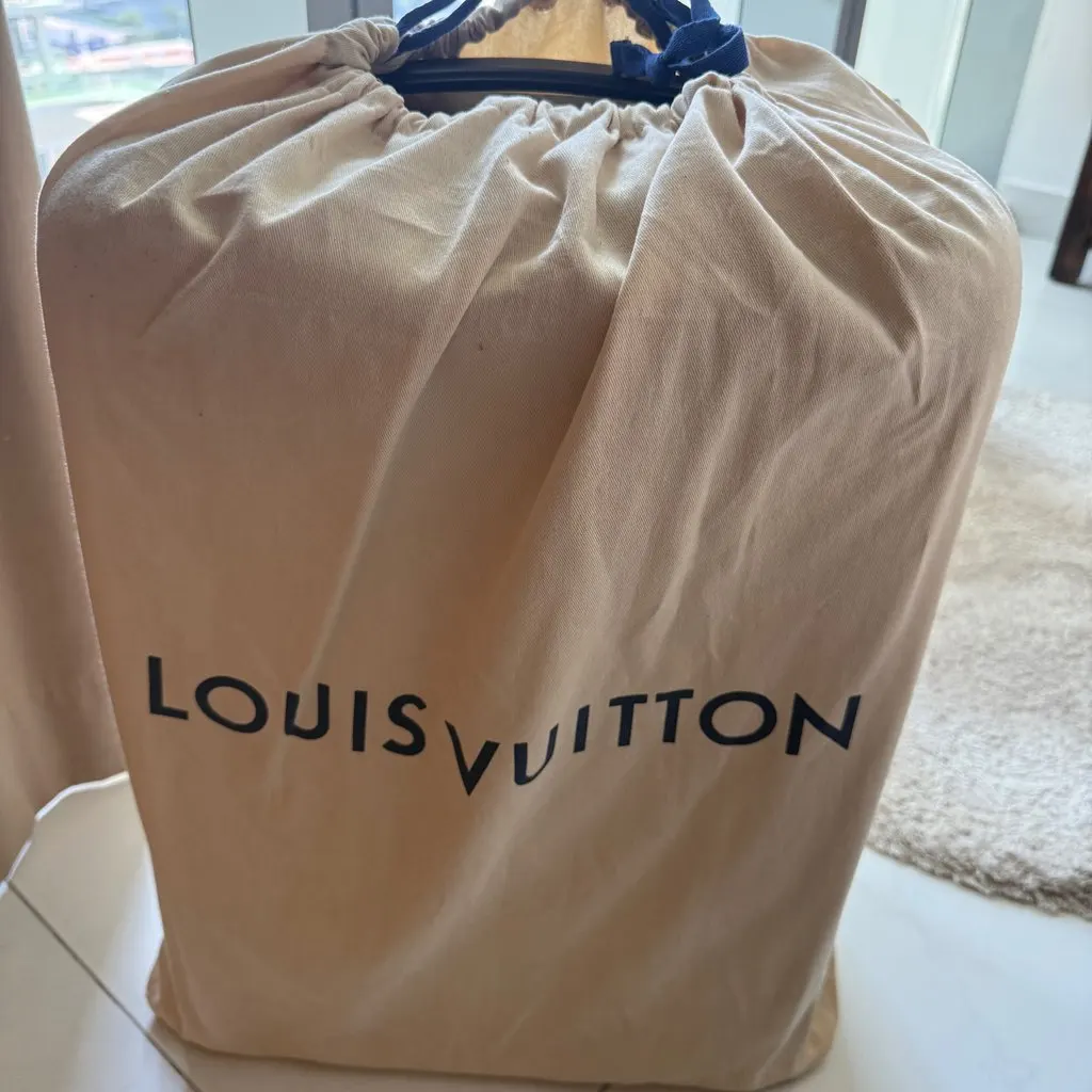 Louis Vuitton Carry on Black Leather Never worn, with tag - Model View