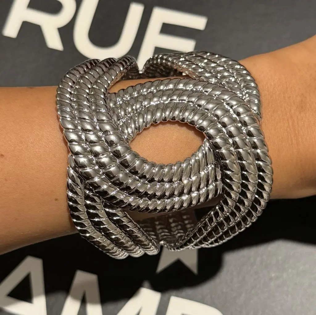 Chanel Coco Crush Silver Never worn, with tag - Model View