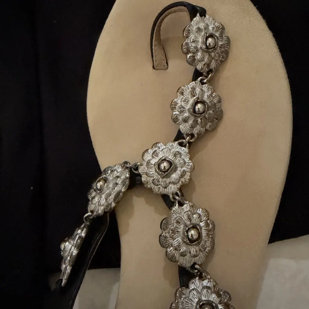 Chanel Chanel Flat Sandals With Flower Design Black Leather Good - Model View