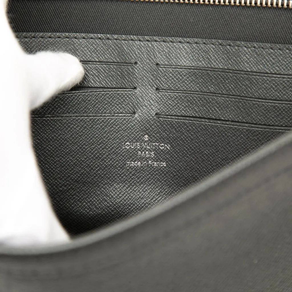 Louis Vuitton Taiga Pochette Voyage MM Black Leather Very good - Box View