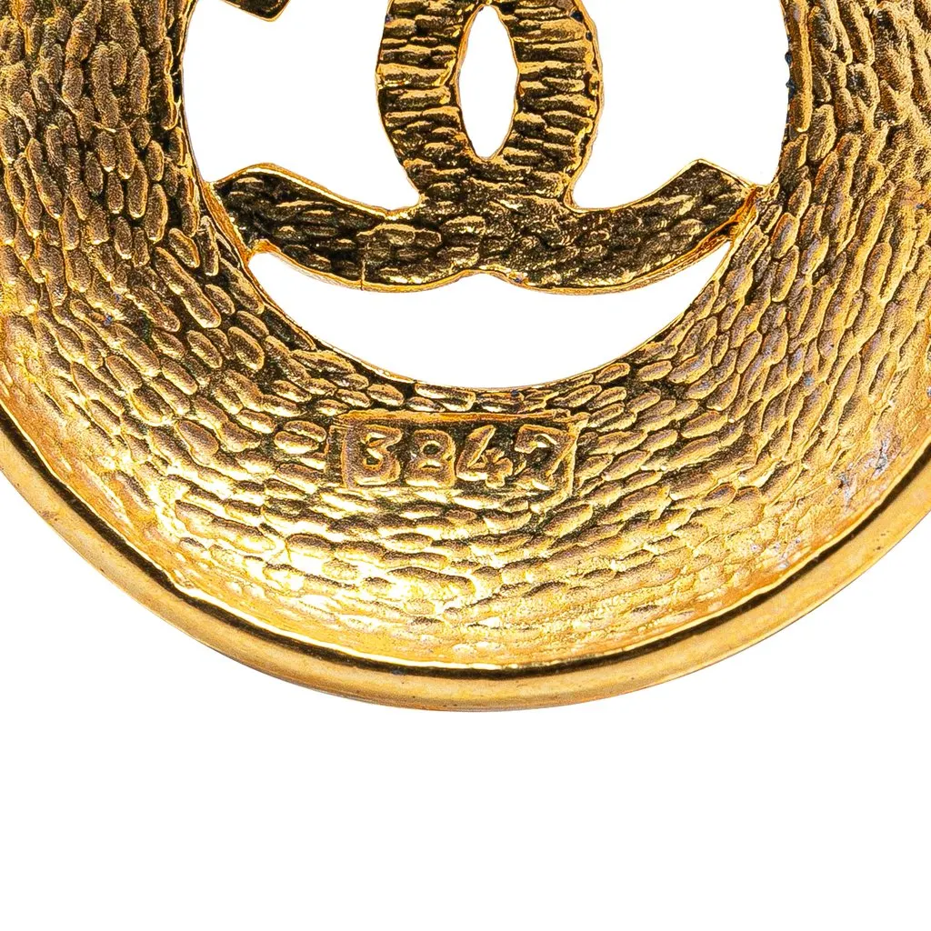 Chanel Gold Plated CC Round Pendant Necklace Gold Metal Very good - Model View