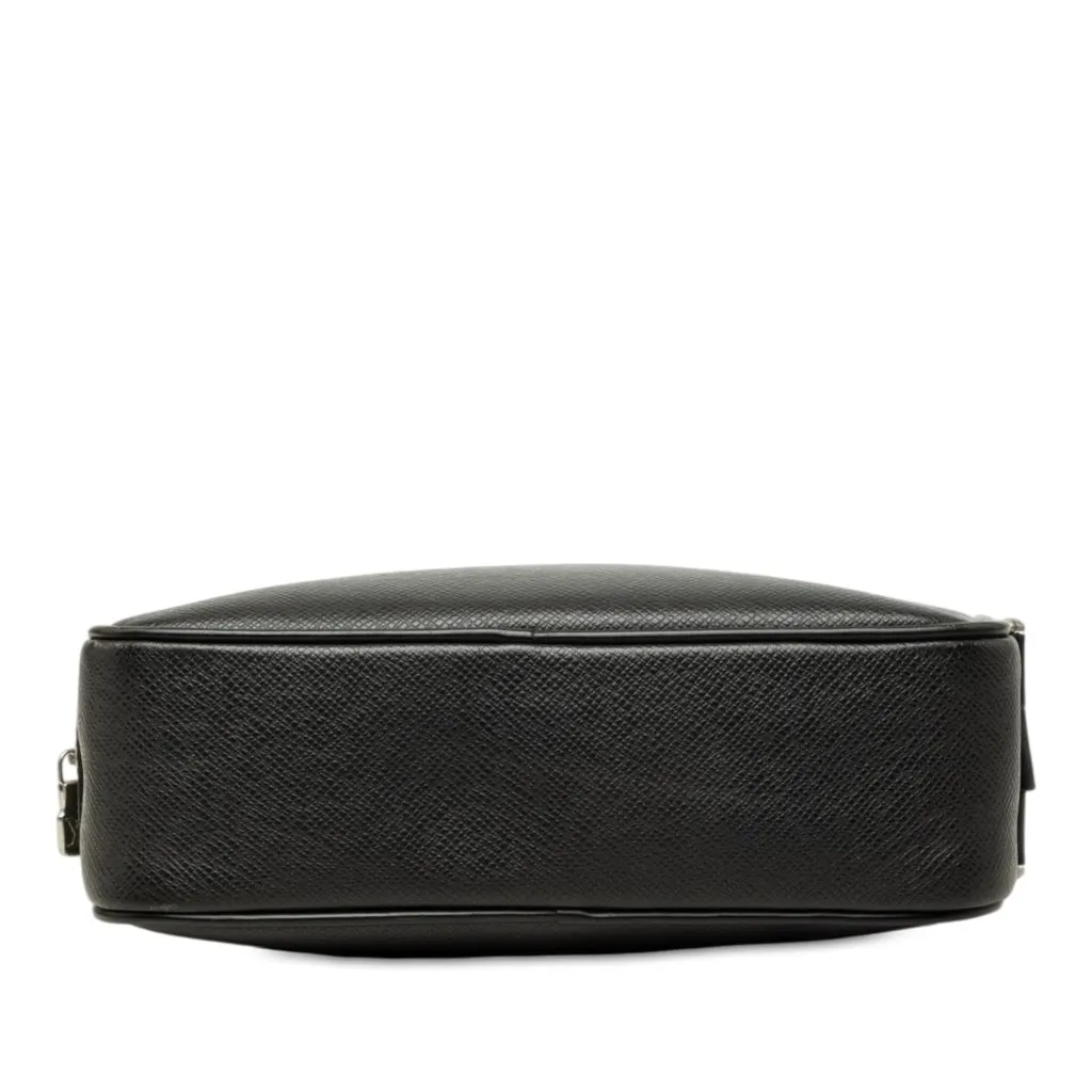 Louis Vuitton Taiga Pochette Kaluga Black Leather Very good - Inside View