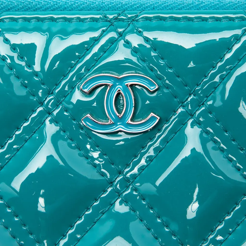 Chanel Medium Quilted Patent O Case Clutch Blue Leather Very good - Box View