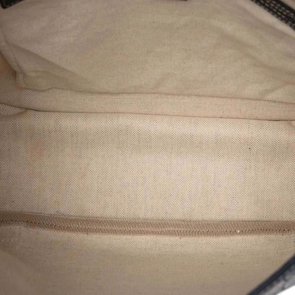Gucci GG Supreme Crossbody Beige Very good - Model View