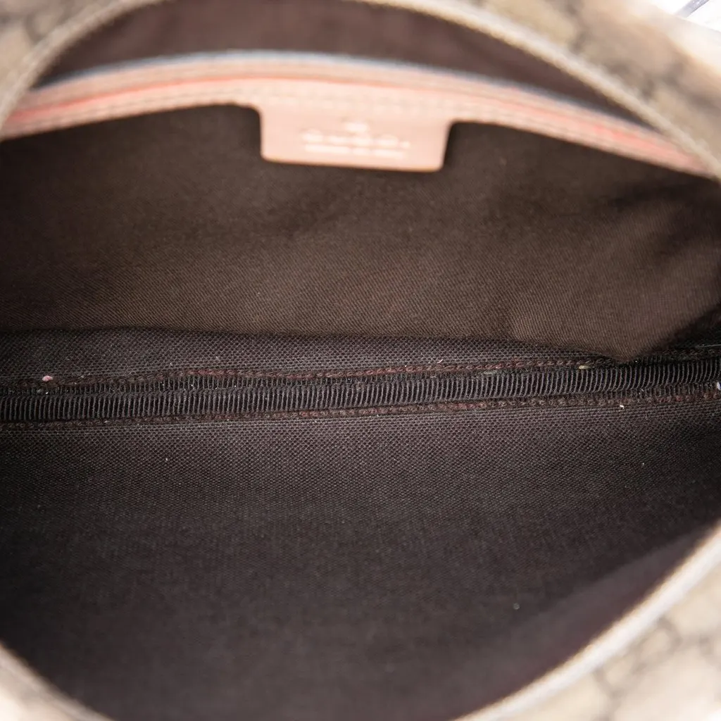 Gucci GG Supreme Crossbody Beige Very good - Model View