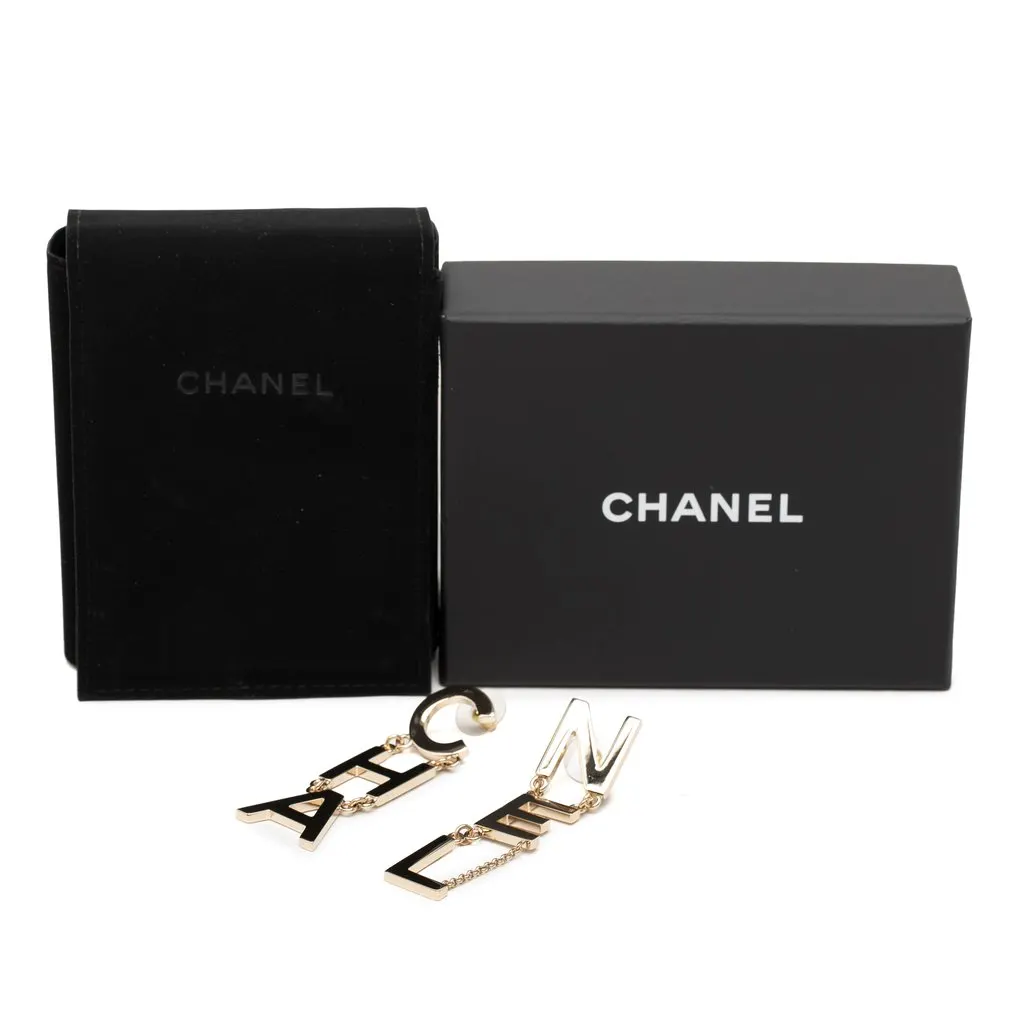 Chanel Gold Plated CHA NEL Drop Push Back Earrings Gold Metal Very good - Model View