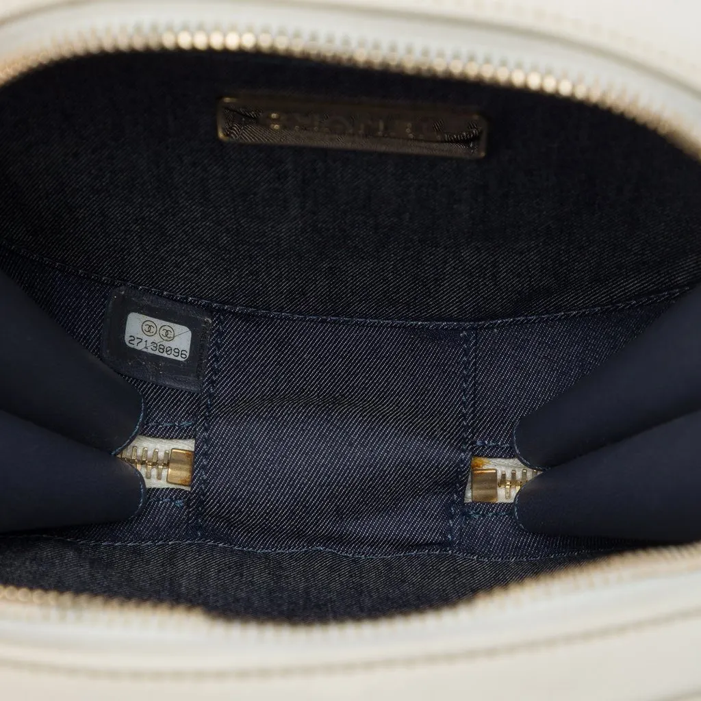 Chanel Crumpled Calfskin En Vogue Round Bag White Leather Very good - Model View