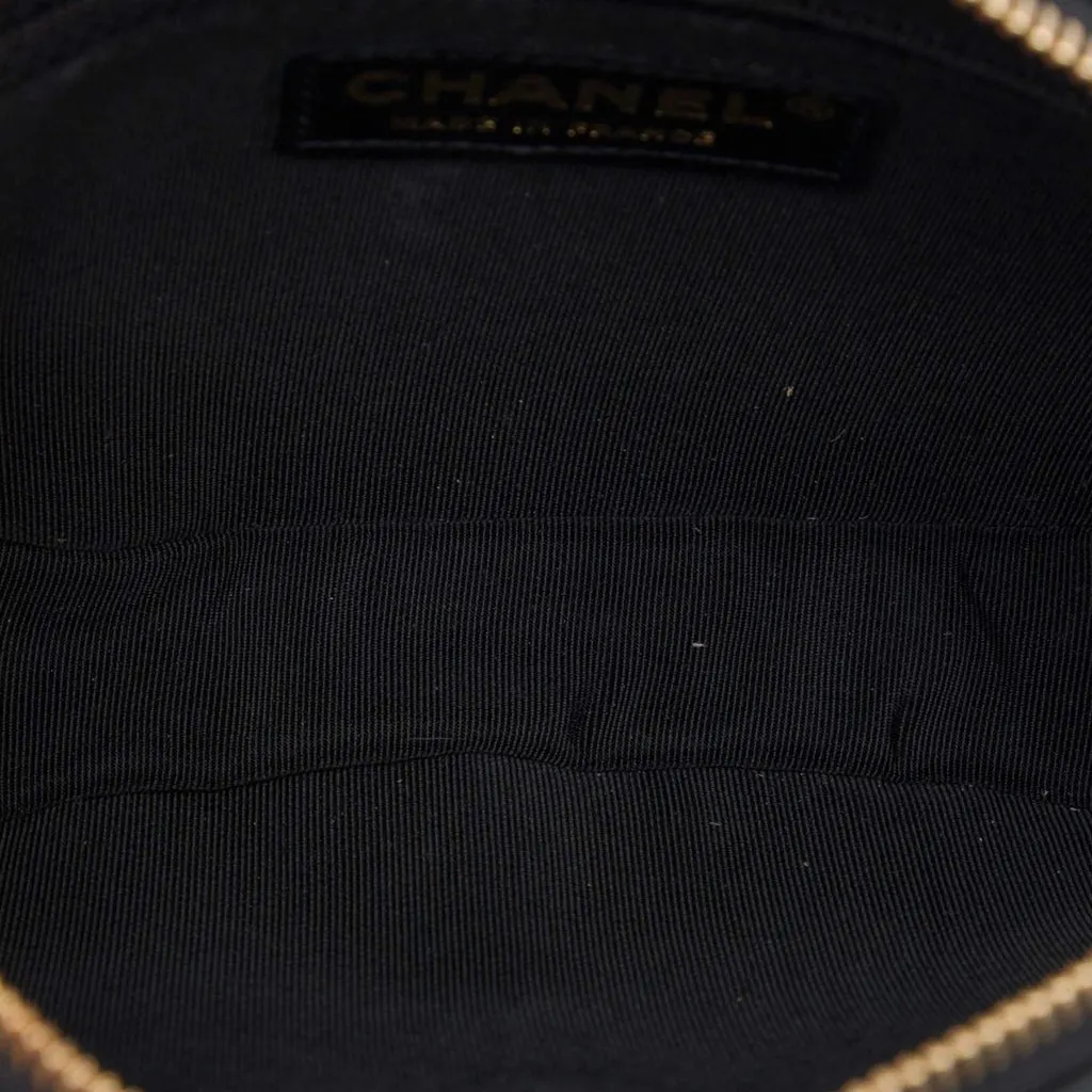 Chanel Chevron Lambskin Pleated Oval Camera Bag Black Leather Very good - Model View