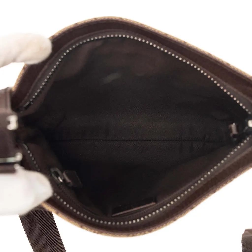 Gucci GG Canvas Crossbody Beige Very good - Model View