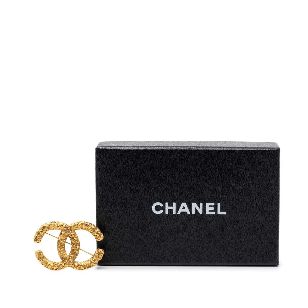 Chanel CC Gold Plated Baroque Embossed Brooch Gold Metal Very good - Model View