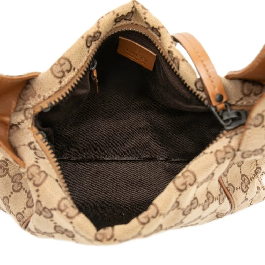 Gucci GG Canvas Handbag Beige Very good - Model View