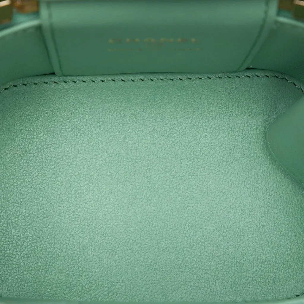 Chanel Mini Quilted Lambskin Resin Heart Vanity Case With Chain Green Leather Very good - Model View