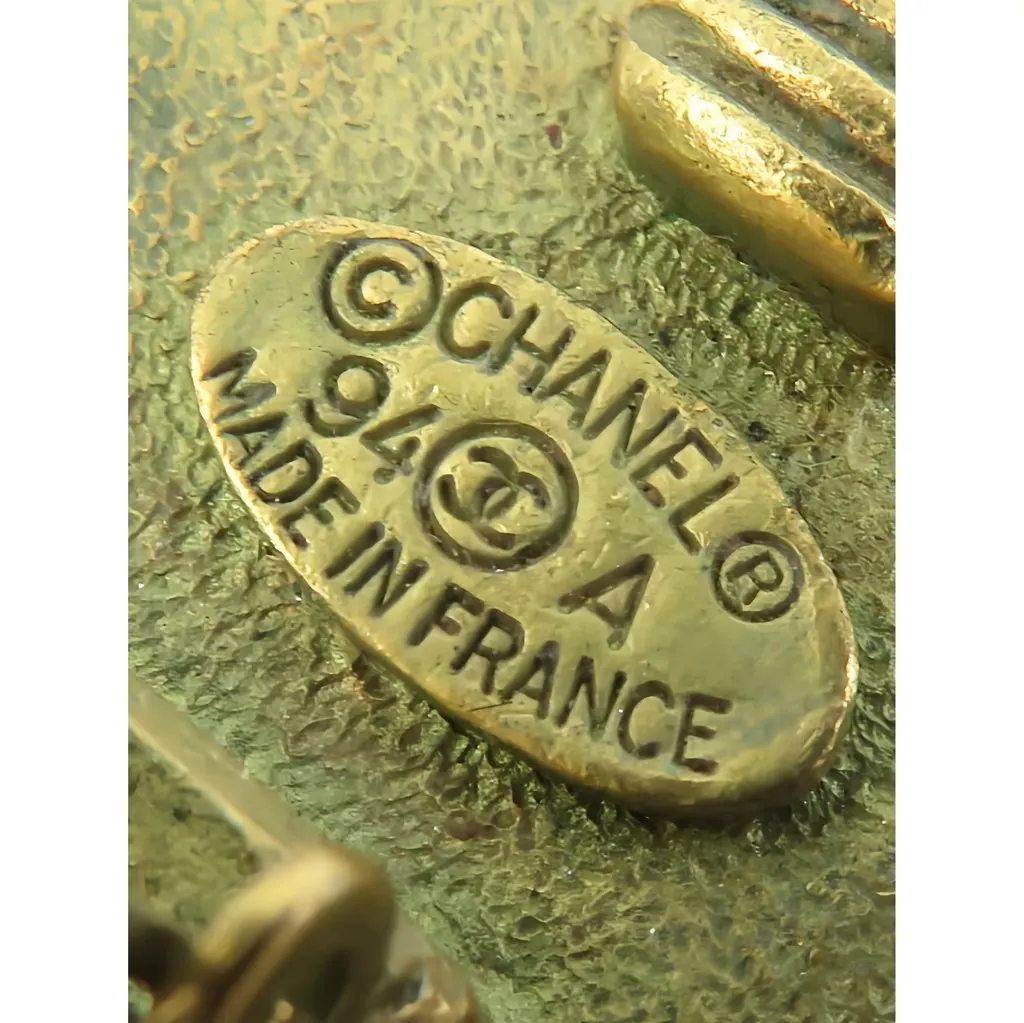 Chanel Gold Plated Resin CC Chain Round Clip On Earrings Gold Metal Very good - Model View