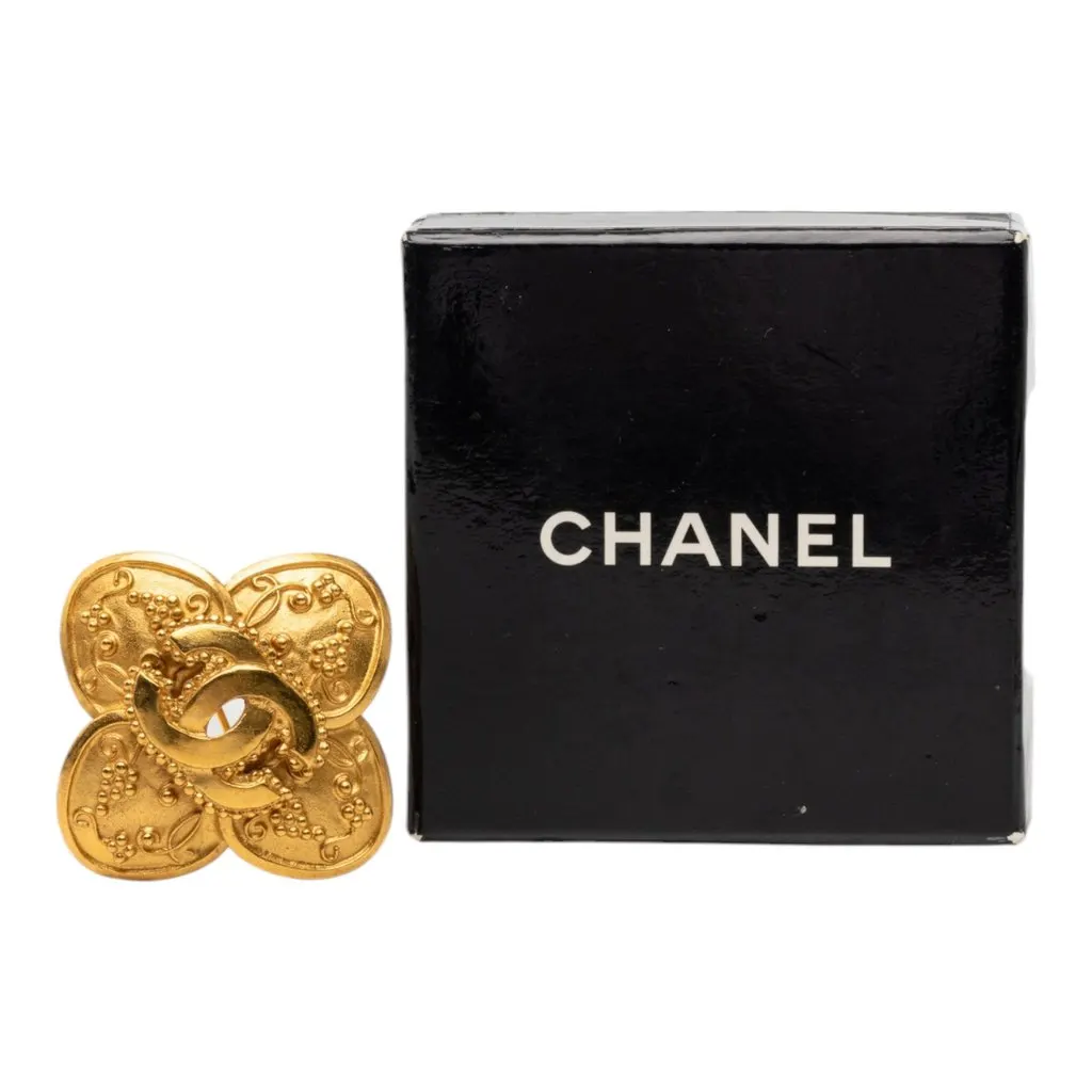 Chanel CC Gold Plated Grapevine Clover Brooch Gold Metal Very good - Model View