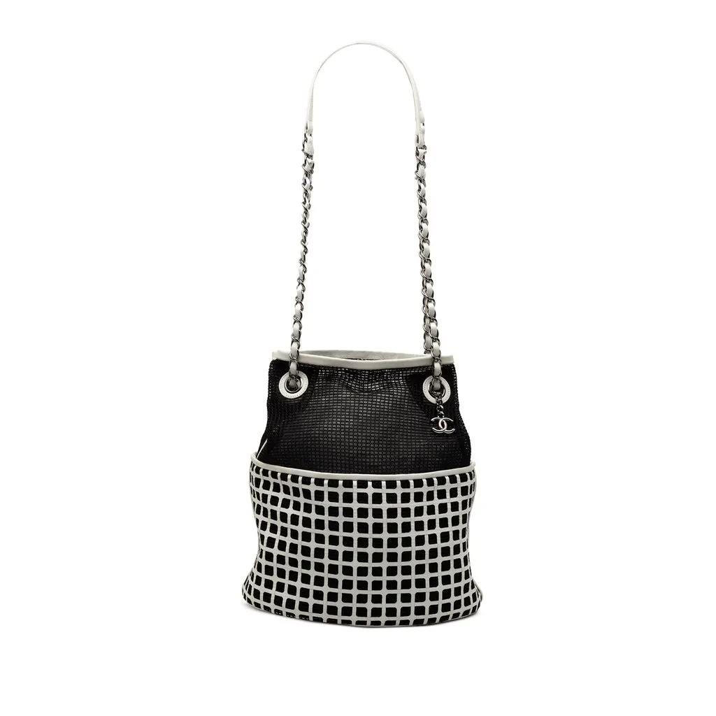 Chanel CC Mesh and Calfskin Bucket Bag Black Very good - Front View