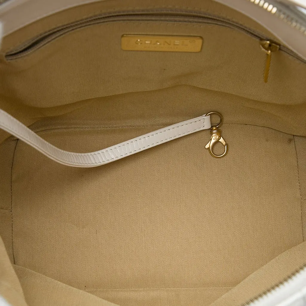 Chanel Quilted Aged Calfskin State of the Art Hobo White Leather Very good - Model View