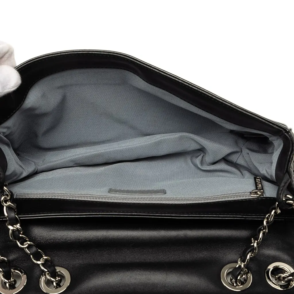 Chanel CC Patent Lipstick Ligne Flap Black Leather Very good - Model View