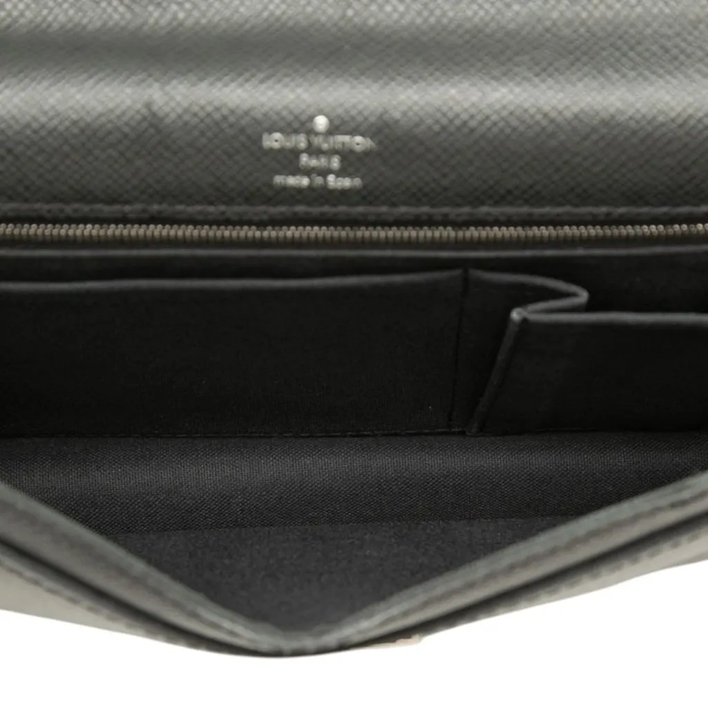 Louis Vuitton Taiga Belaia Clutch Black Leather Very good - Model View
