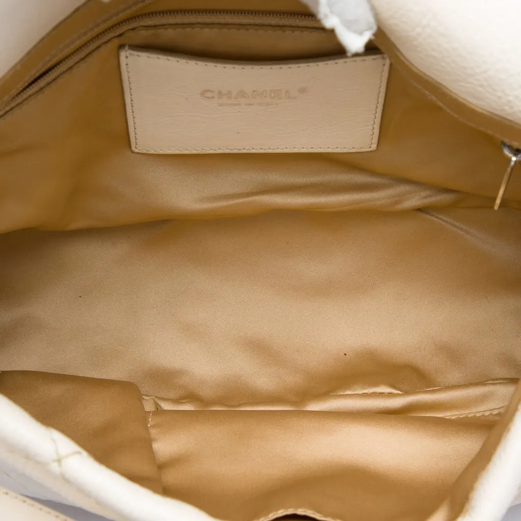 Chanel Glazed Calfskin On The Road Flap White Leather Very good - Model View