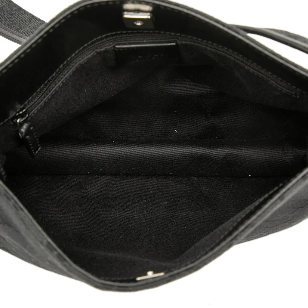Gucci GG Canvas Crossbody Black Very good - Model View