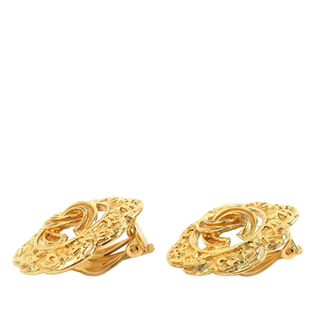 Chanel CC Gold Plated Logo Flower Clip On Earrings Gold Metal Very good - Model View
