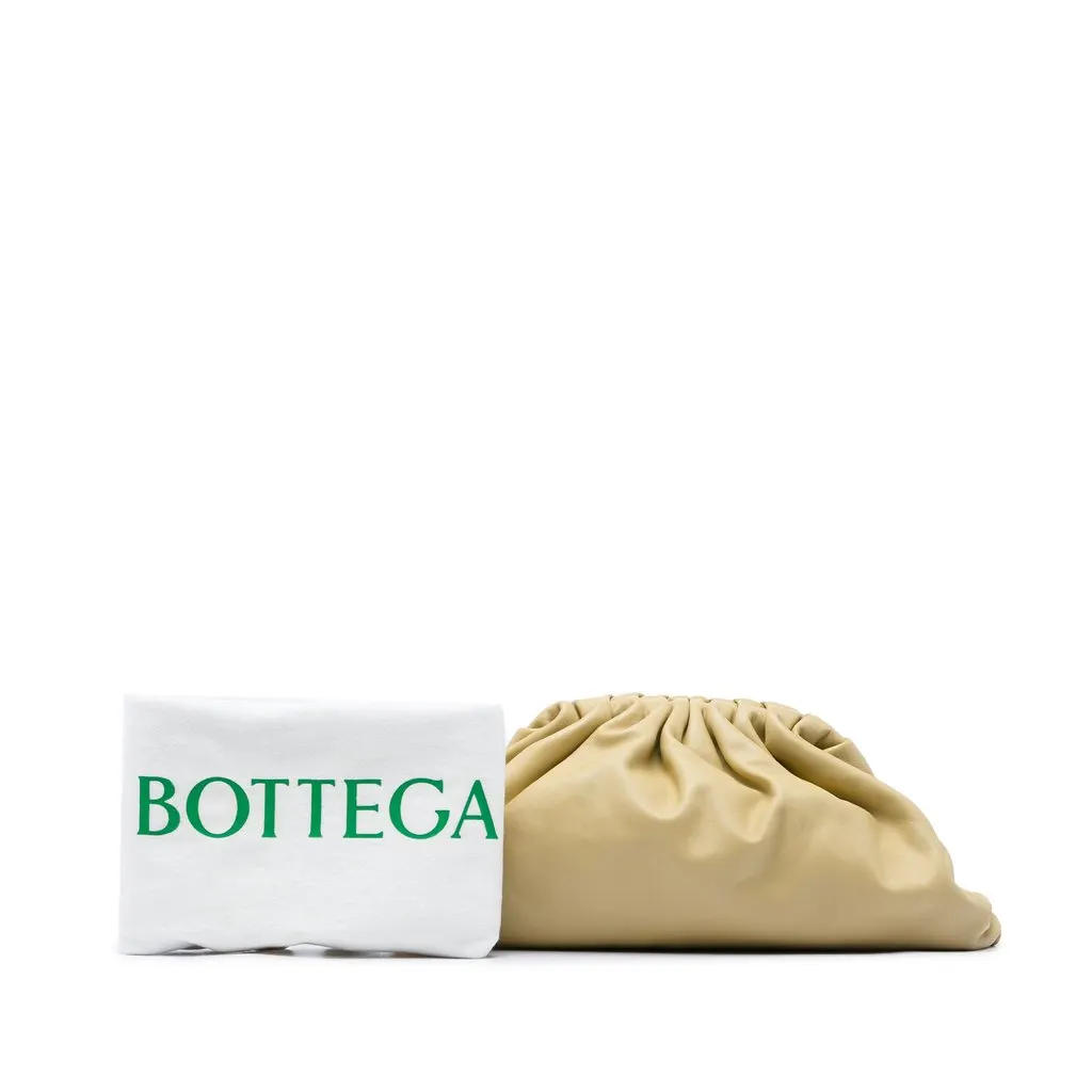 Bottega Veneta ノベルティ 未開封 Bottega Veneta Lambskin The Pouch Beige | Libas Collective