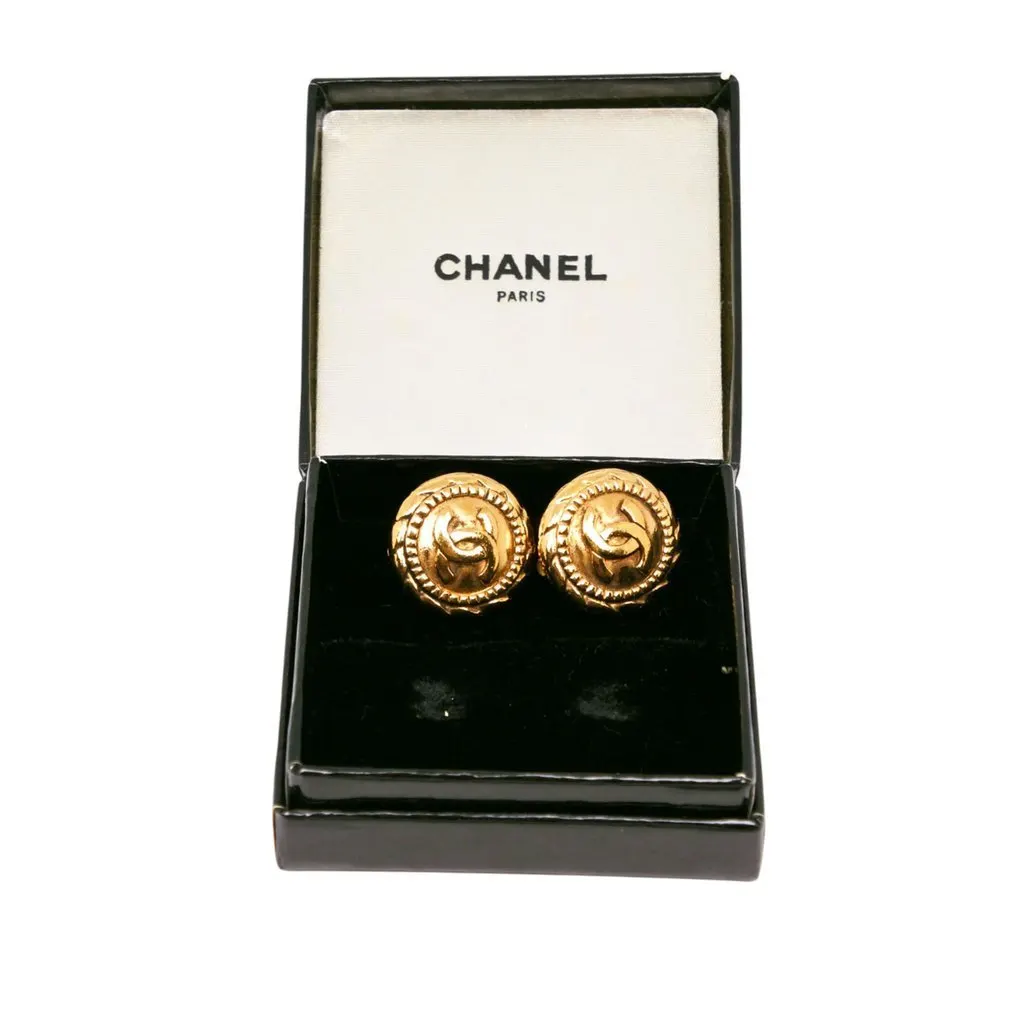 Louis Vuitton CC Gold Plated Round Clip On Earrings Gold Stainless steel Very good - Model View