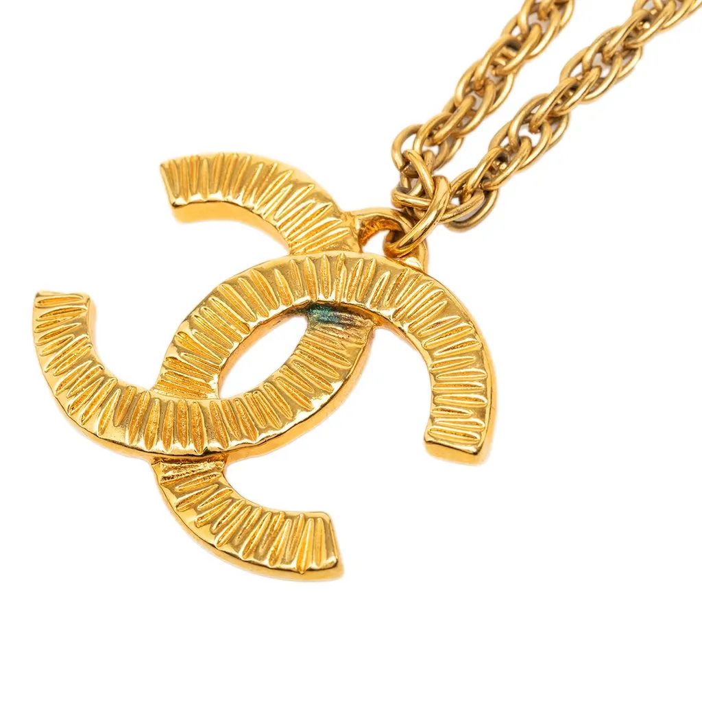 Chanel CC Gold Plated Textured Pendant Necklace Gold Metal Very good - Model View