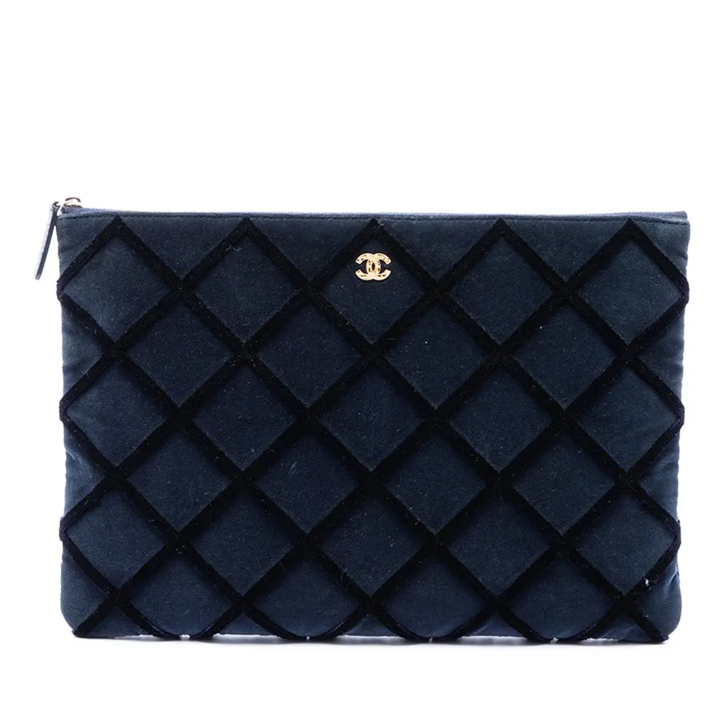 Chanel Large Quilted Velvet O Case Clutch Blue Very good - Front View