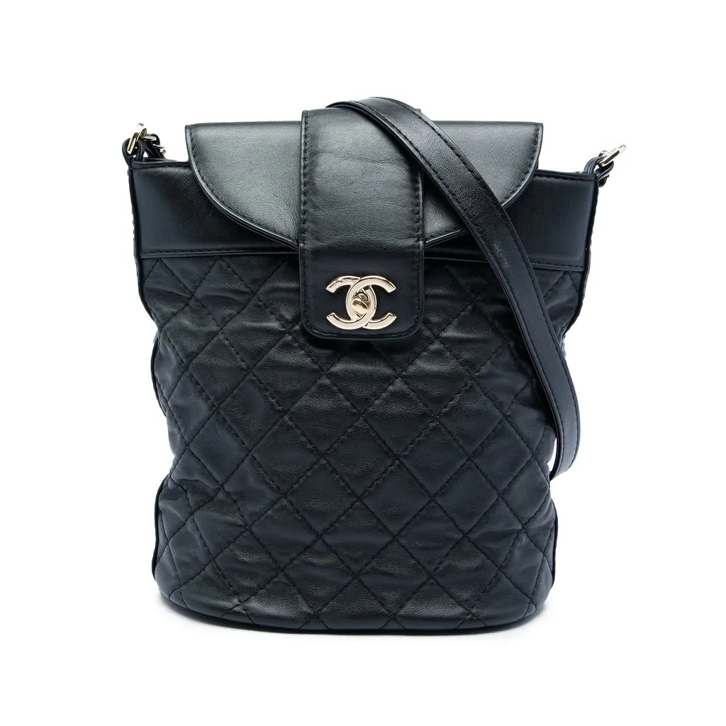Chanel CC Quilted Lambskin Chain Bucket Bag Black Leather Very good - Front View