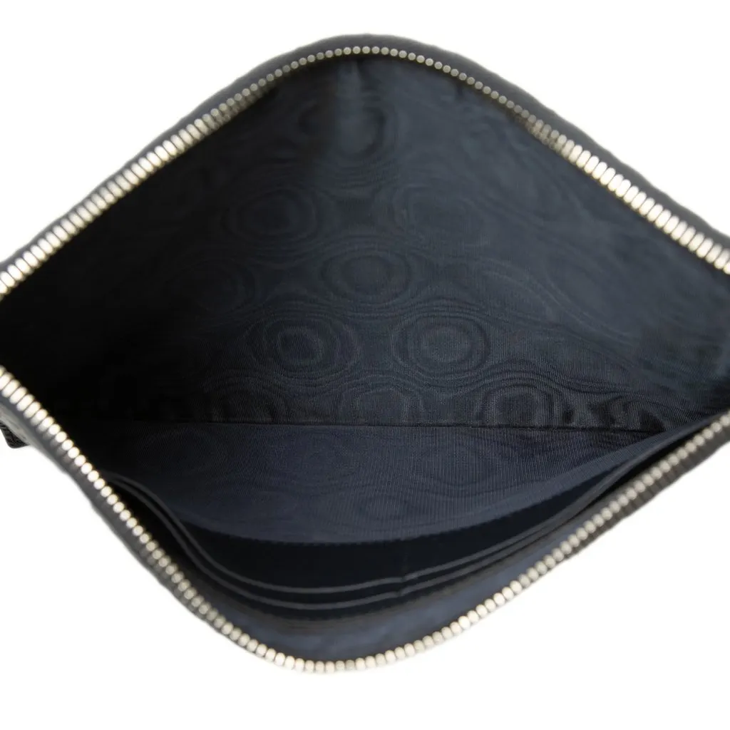 Gucci Microguccissima Clutch Black Leather Very good - Model View