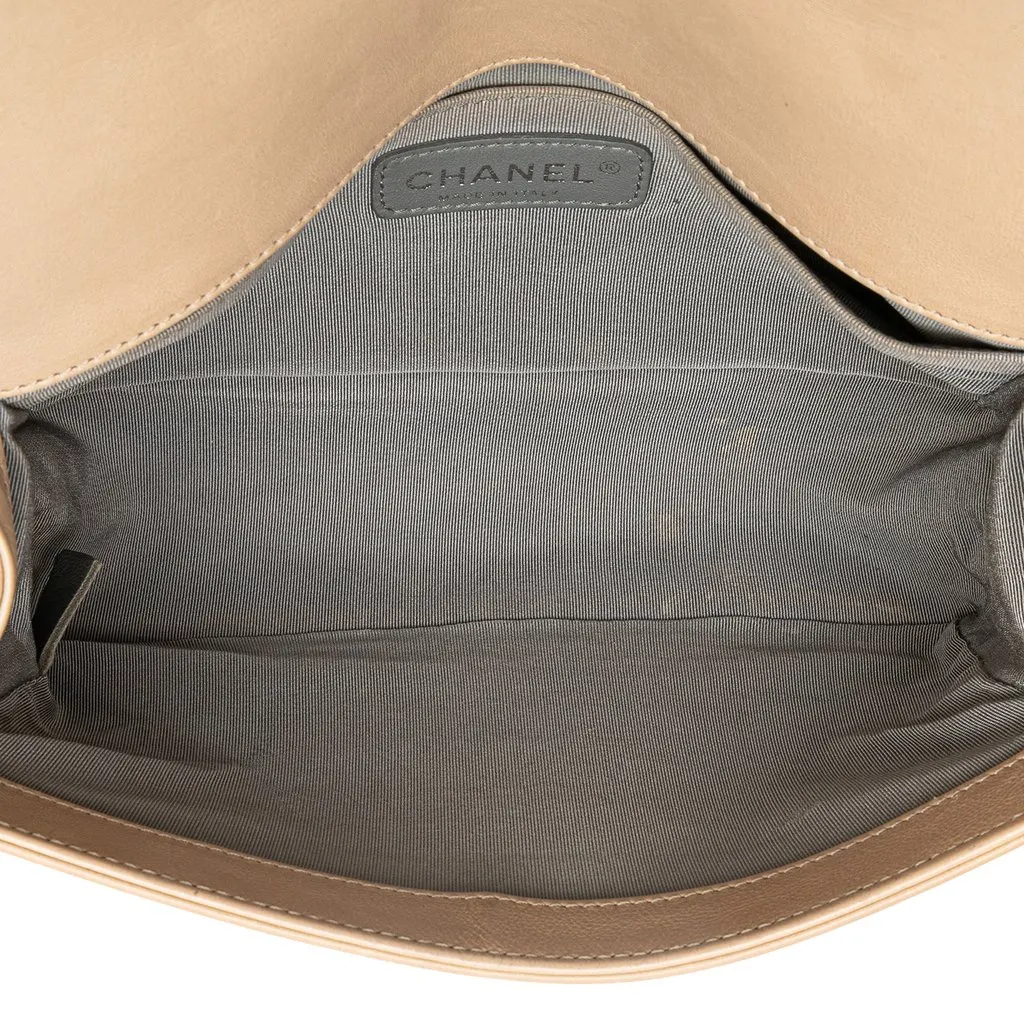 Chanel Old Medium Aged Calfskin Double Stitch Boy Flap Beige Leather Very good - Model View