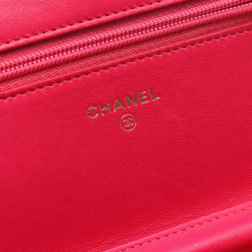 Chanel CC Quilted Velvet Wallet on Chain Pink Velvet Very good - Model View