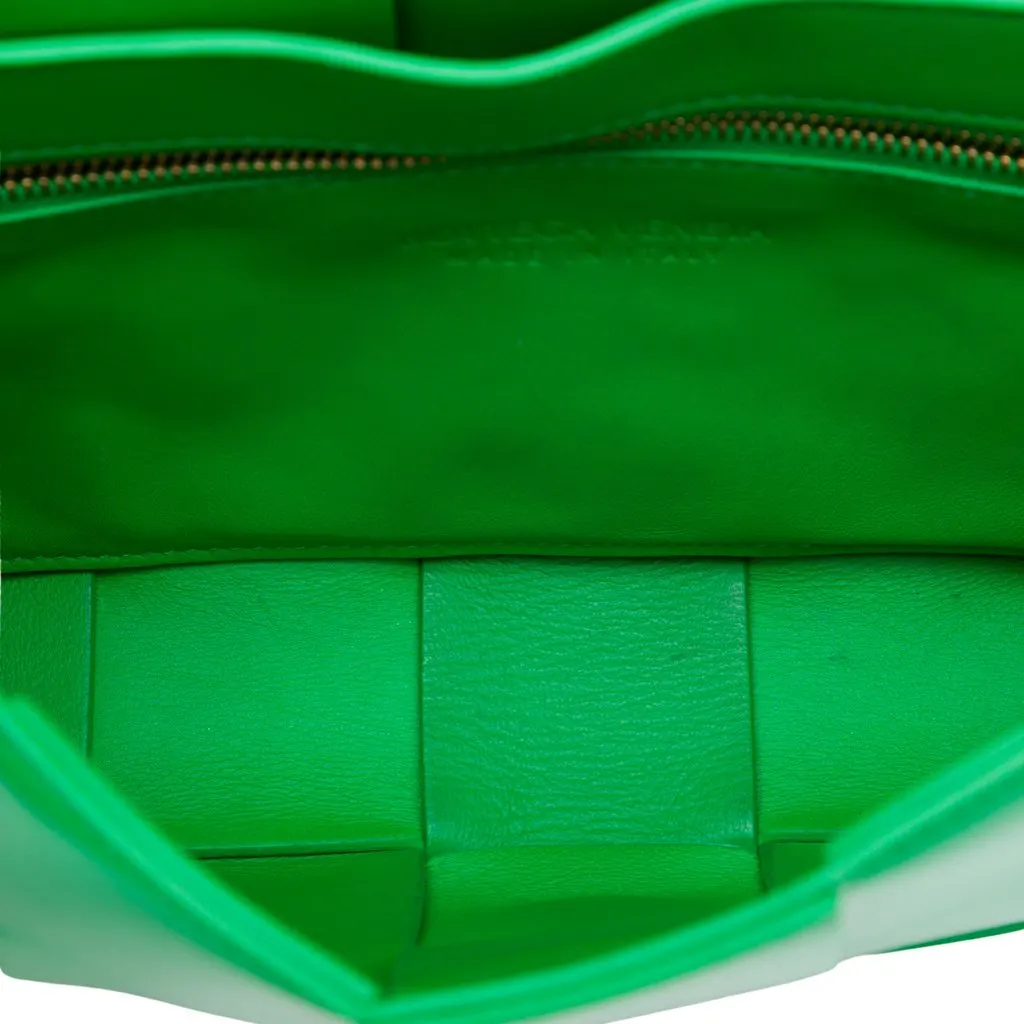 Bottega Veneta Patent Intrecciato Cassette Crossbody Green Leather Very good - Model View
