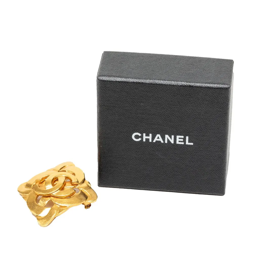 Chanel CC Gold Plated Twisted Brooch Gold Metal Very good - Model View