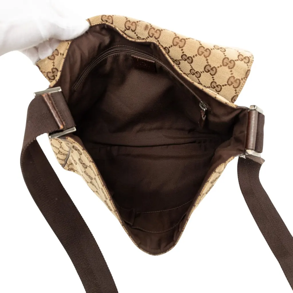 Gucci GG Canvas Messenger Bag Beige Very good - Model View