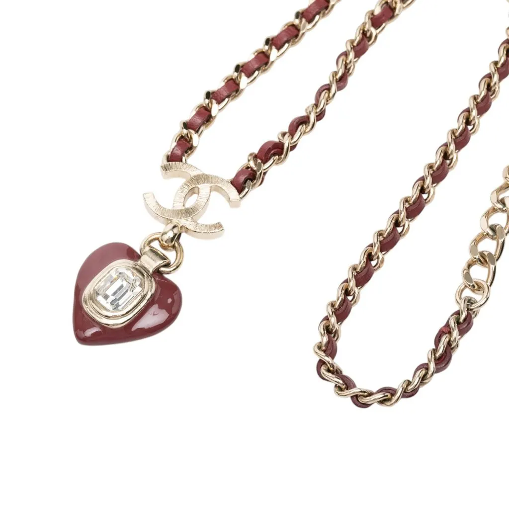 Chanel CC Gold Plated and Leather Woven Crystal Resin Heart Pendant Necklace Gold Metal Very good - Model View