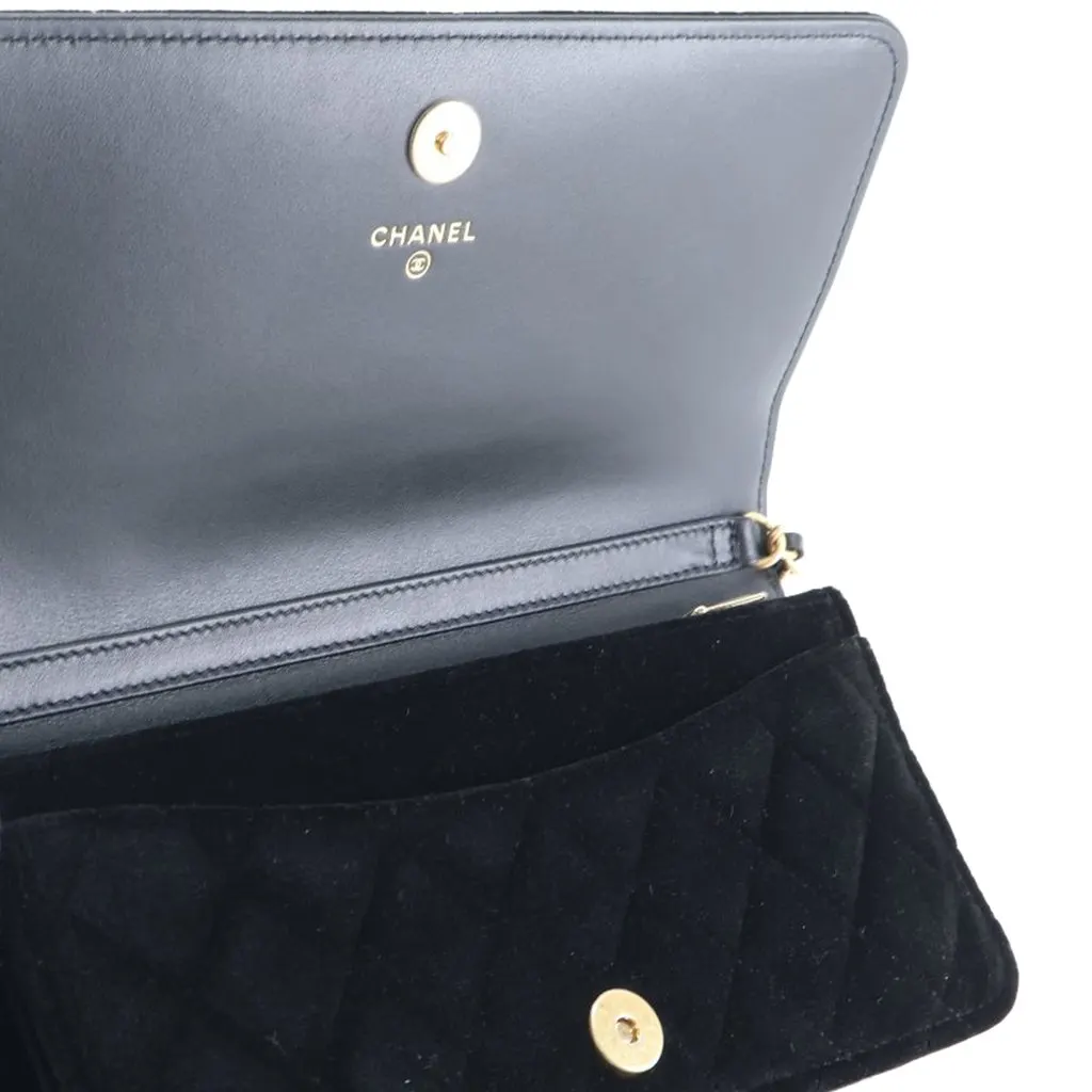 Chanel CC Quilted Velvet East West Clutch On Chain Black Never worn - Model View