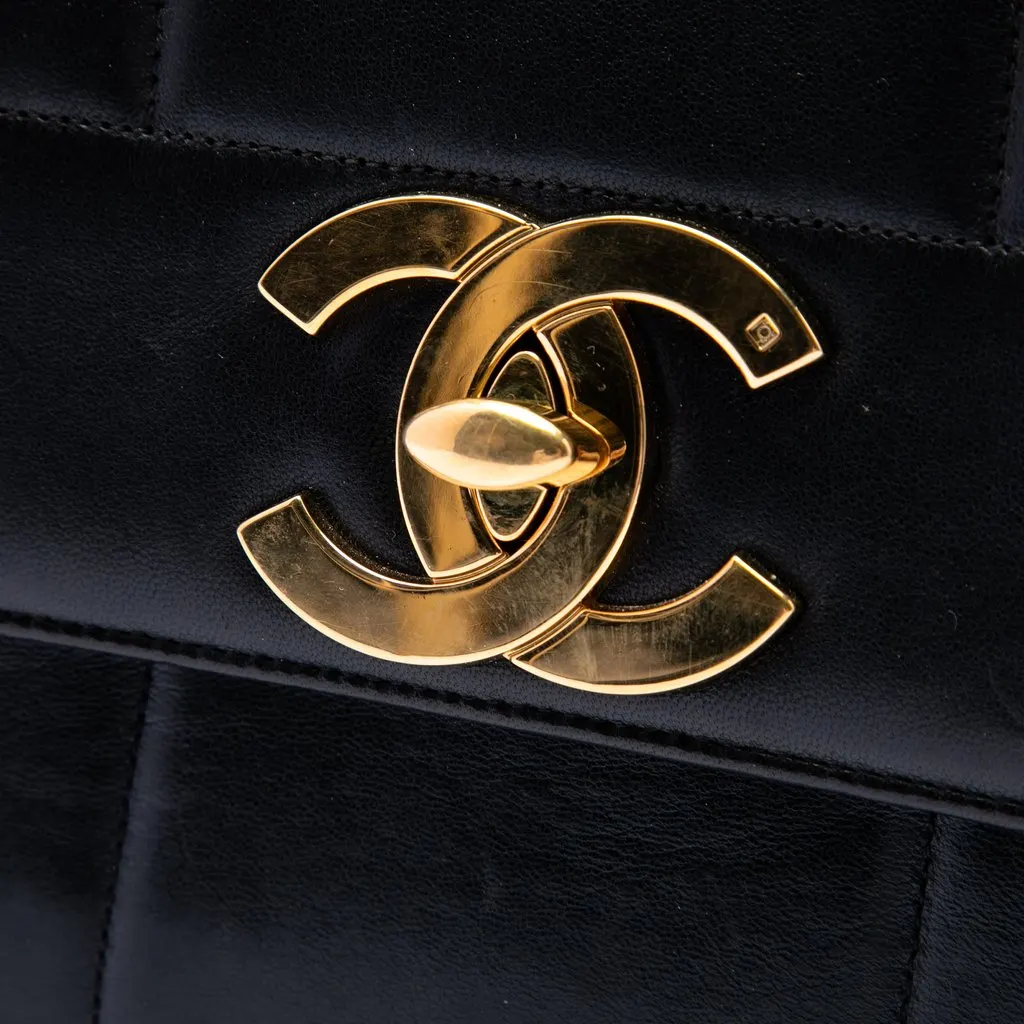 Chanel Vertical Quilt Lambskin Flap Black Leather Very good - Box View