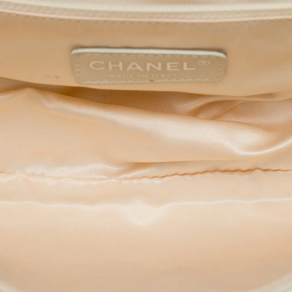 Chanel Quilted Aged Lambskin Reissue 2.55 East West Flap White Leather Very good - Model View