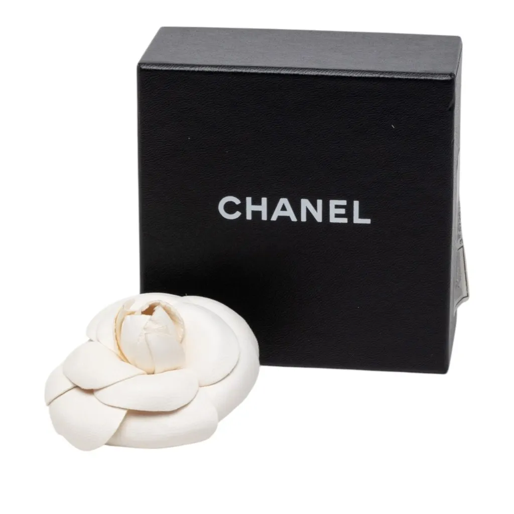 Chanel Leather Camellia Brooch White Leather Very good - Model View