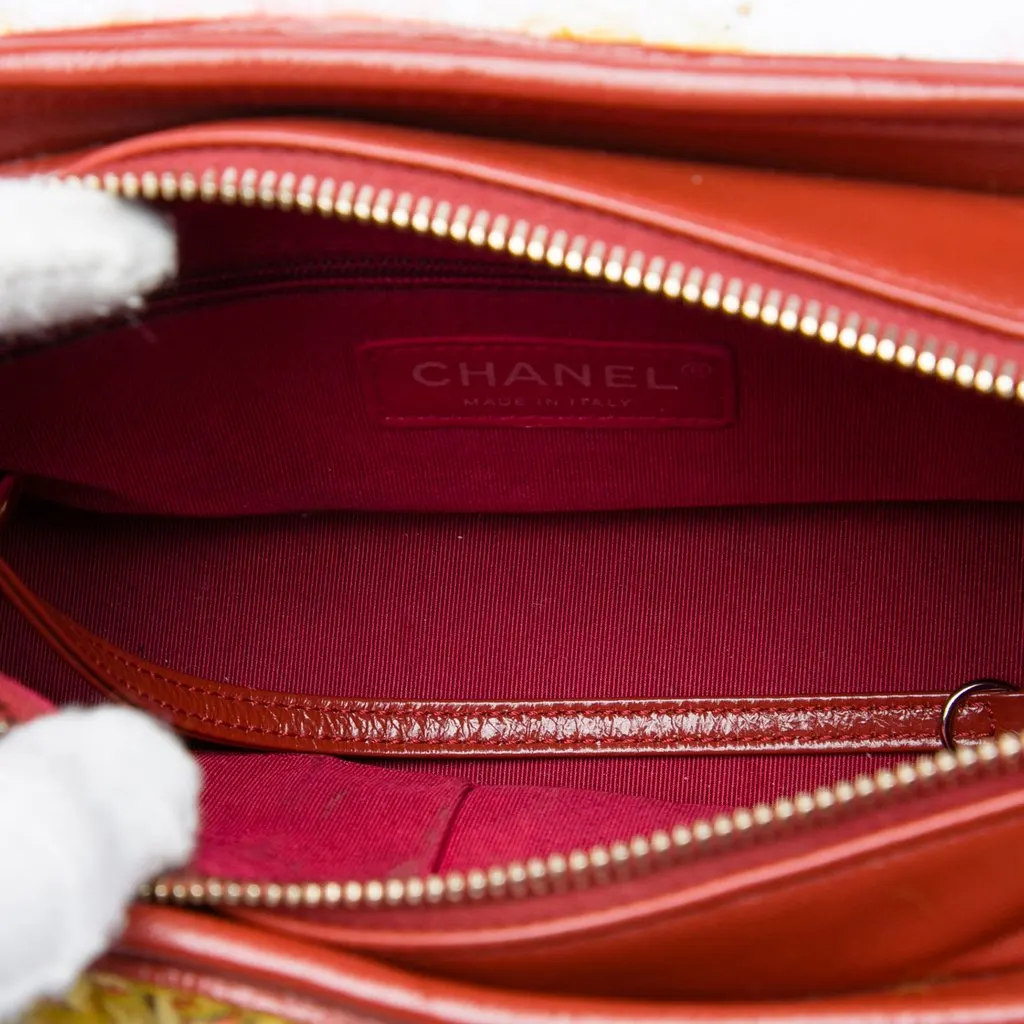 Chanel Small Tweed and Lambskin Gabrielle Crossbody Red Tweed Very good - Model View