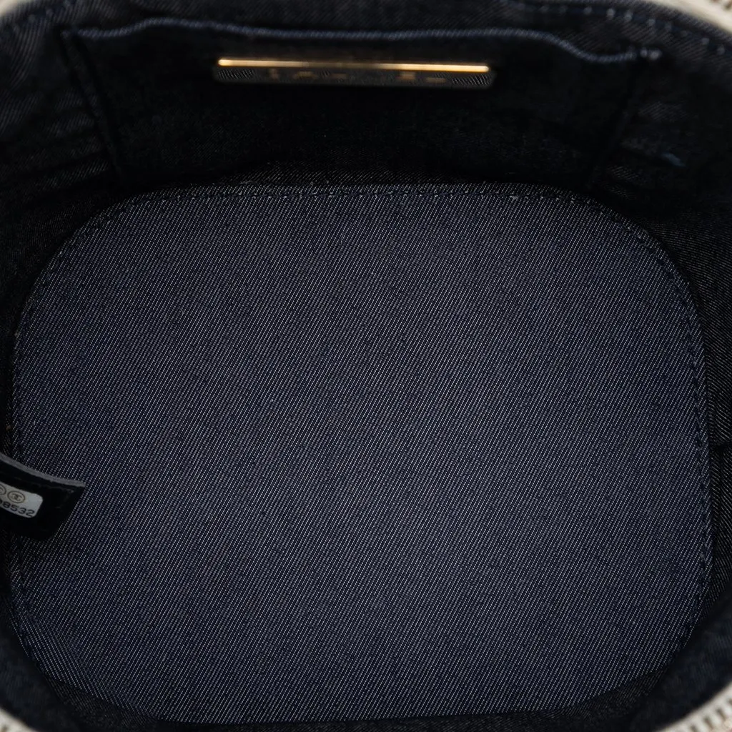 Chanel Tweed and Lambskin Vanity Cosmetic Case White Very good - Model View