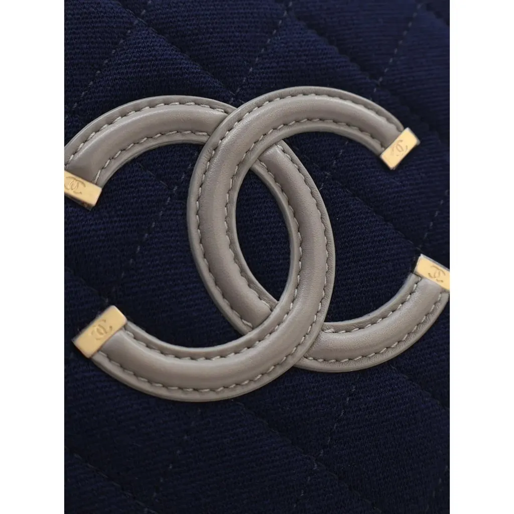 Chanel Medium Tricolor Jersey CC Filigree Vanity Case Blue Very good - Model View