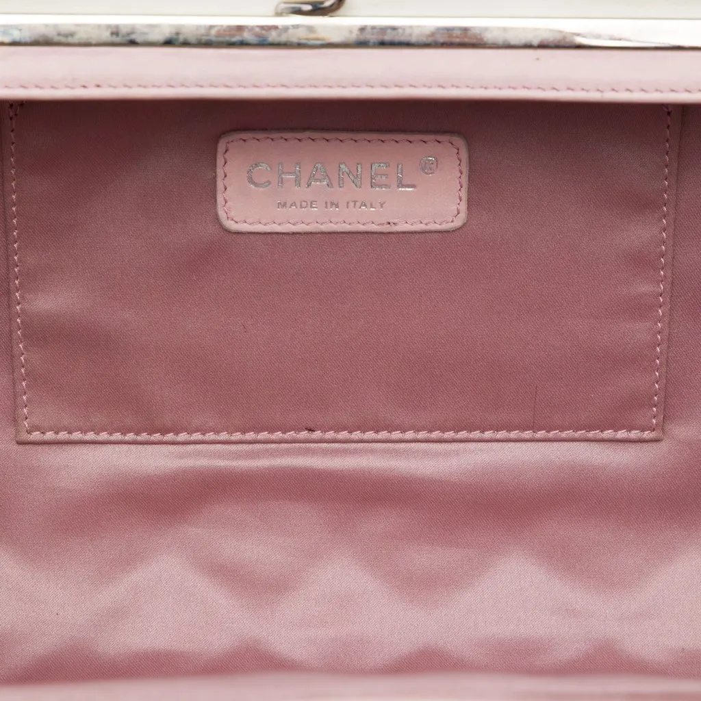 Chanel CC Quilted Lambskin Pearl Kiss Lock Clutch Black Leather Very good - Model View